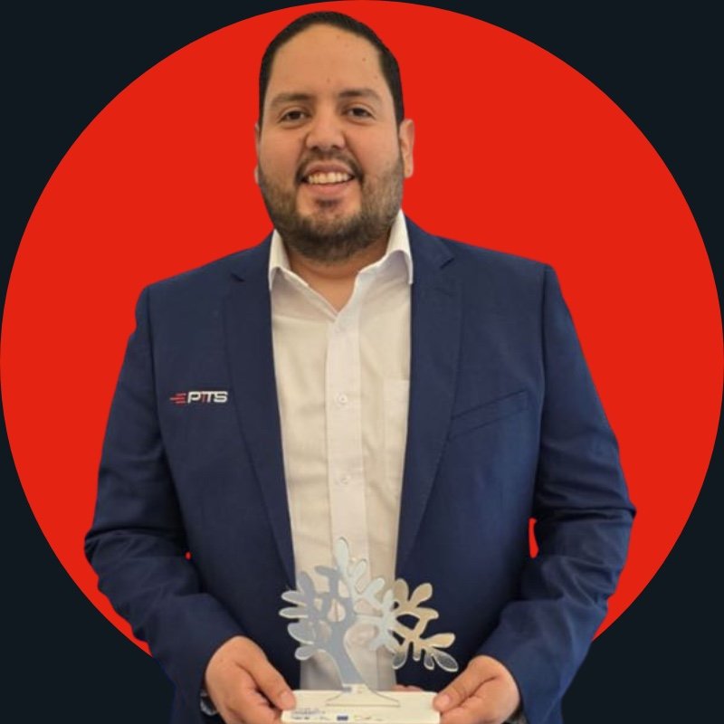 Marcelo Macías recibiendo el reconocimiento BCIE